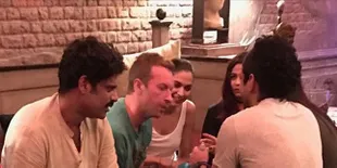 Pesta di Rumah SRK, Chris Martin Ngobrol Seru Bareng Deepika