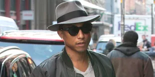 Pharrell Williams Nekad Pakai Celana Pendek di Red Carpet