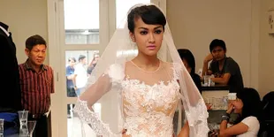 [Pic] Dukung Penderita Kanker Payudara, Julia Perez Copot Bra