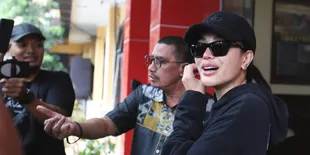 Pihak Kepolisian Ungkap Lolly Dijemput Atas Inisiatif Nikita Mirzani, Dibawa ke Rumah Sakit Untuk Visum Sebagai Bukti
