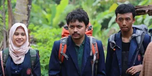 Pioneer di Indonesia, KKN DI DESA PENARI Rilis Poster Film Berteknologi Augmented Reality