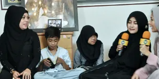 Pipik Dian Hibur Anak Setelah Kecewa Makam Abinya Dibongkar