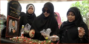 Pipik Dian Irawati Menangis di Makam Almarhum Uje