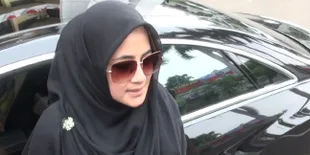 Pipik Dian Irawati Tegang Hadiri Sidang Pembakaran Rumahnya
