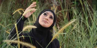 Pipik Rindukan Momen Sholat Berjamaah Bareng Uje