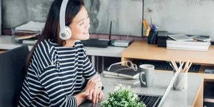 Playlist Spotify yang Jadi Mood Booster Saat #DiRumahDuluKak, Mana Favoritmu?