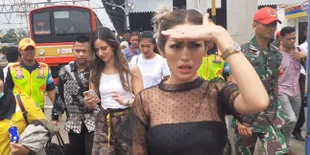 Polah Nia Ramadhani dan Jessica Iskandar Naik KRL, Tetap Cantik Paripurna - Ngaku Kepanasan