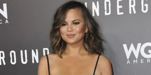 Polos Tanpa Makeup, Chrissy Teigen Pamer Wajah Penuh Jerawat
