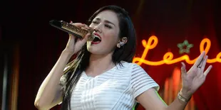 Pose Ala The Virgin, Mulan Ajak Ayu Ting Ting &#38; Jedar Foto Bareng
