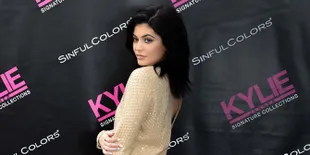 Pose Bareng Ibunya, Kylie Jenner Masih Tak Tunjukkan Perutnya