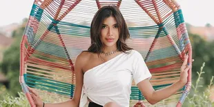 Pose Berbikini Sambil Dililit Ular, Millen Cyrus Bikin Heboh Netizen