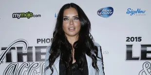 Pose Cantik di Met Gala, Adriana Lima Malah Diganggu Madonna