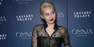Pose di Atas Ranjang, Miley Cyrus Pamer Foto Topless (Lagi)