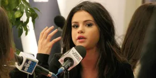 Pose Galau Selena Gomez, Duh Bikin Ngeri!