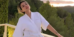 Pose Hot Sambil Braless, Nikita Mirzani Tampil Seksi Pamer Belahan Dada dan Paha