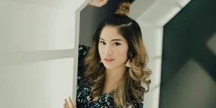 Pose Melamun, Ochi Rosdiana Tulis Caption Quote Dari Dialog Friska di Sinetron 'BUKU HARIAN SEORANG ISTRI'