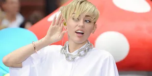 Pose (Nyaris) Bugil Tergila Yang Dilakoni Miley Cyrus