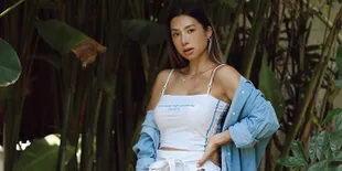 Pose Pakai Bikini, Jennifer Bachdim Pamer Bare Baby Bump yang Makin Besar