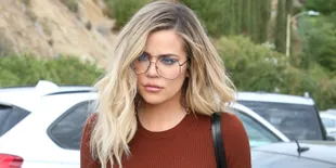 Pose Pakai Sport Bra, Khloe Kardashian Tetap Sembunyikan Perut Buncitnya