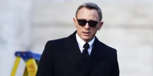 Poster Baru James Bond 'SPECTRE' Dibayangi Festival Orang Mati