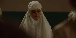 Poster 'BERNAPAS DALAM KUBUR', Ada Suzzanna di Punggung Bolong Kuntilanak