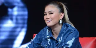Posting Foto, Agnez Mo Pamer Cincin Emas di Jari Manisnya