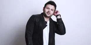 Posting Foto Lawas Bareng Sang Ayah, Ridho Rhoma Ternyata Sudah Ganteng Sejak Kecil