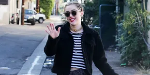 Posting Foto, Miley Cyrus Pamer Gaya Saat Konsumsi Narkoba