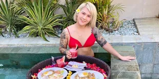 Posting Foto Pakai Bikini Two Piece, Evelyn Nada Anjani: Jangan Dizoom!