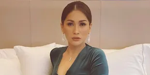 Posting Foto Pria Misterius Dihiasi Emoticon Hati, Tata Janeeta Punya Pacar Baru?