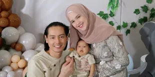 Posting Foto Roger Danuarta Tidur Bersama Baby Shaquille, Cut Meyriska: Pemandangan yang Indah