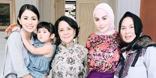 Potongan Pertama Tumpeng Ultah Diarahkan ke Perut, Jennifer Dunn Sedang Hamil?