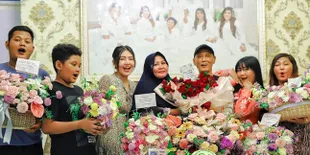 Potret Anniversary ke-32 Pernikahan Orangtua Via Vallen, Dirayakan Sederhana di Rumah