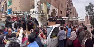 Potret Arie Untung Beri Bantuan ke Gaza, Sampai Turun Langsung Pakai Truk