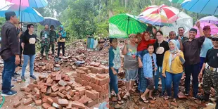 7 Potret Arumi Bachsin Datangi Desa Terdampak Longsor, Disambut Hangat - Gayanya Jadi Sorotan