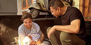 Potret Ashanty dan Anang Hermansyah Jemur Pagi Azura Humaira Nur Atta di Teras Rumah