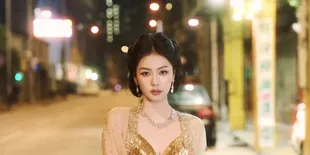 Potret Cantik Bai Lu dengan Gaun Emas di iQiyi Scream Awards 2025