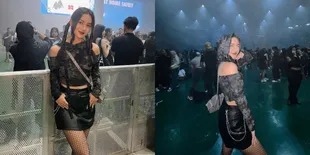 Potret Cantik Ersya Aurelia saat Nonton Konser NIKI Buzz World Tour, Outfitnya Totalitas dan Edgy
