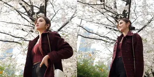 Potret Cantik Syifa Hadju di Jepang, Outfitnya Maroon Bikin Kulit Makin Bersinar