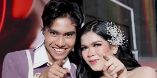 Potret Eby DA5 Gandeng Zahra di Panggung, Kompak Usai Rayakan Ultah
