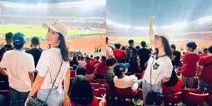 Potret Febby Rastanty Nonton Langsung Timnas Indonesia di SUGBK, Kenakan Jersey Putih