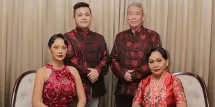 6 Potret Kebersamaan Erika Carlina dengan Kedua Orangtuanya, Selalu Jadi Support System