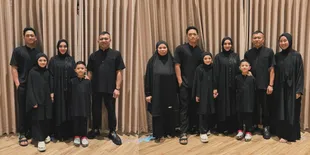 Potret Keluarga Besar The Hermansyah Umroh Bareng, Rayakan Lebaran di Tanah Suci