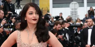 Potret Lawas Aishwarya Rai, Make Up Tebal - Rambut Keriting Megar