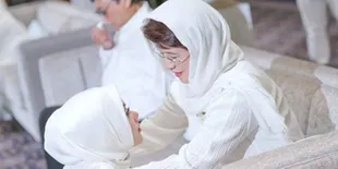 Potret Momen Sungkem Syahrini Mendapat Restu Dari Ibunda Reino Barack