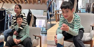 Potret Nagita Slavina dan Rafathar ke Mall Pakai Outfit Serasi, Mirip Bak Kakak-Adik