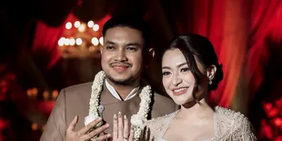 Potret Nathalie Holscher dan Aripat Usai Akad Nikah, Resmi Menikah Pamerkan Cincin