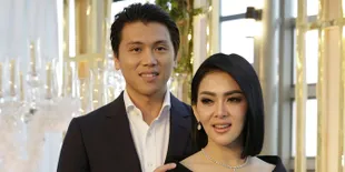 Potret Reino Barack Pakai Beskap &#38; Kalung di Akad Nikah dengan Syahrini