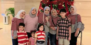 Potret Rieta Amilia Kembaran Baju dengan Pengasuh Cucunya, Kompak Kenakan Atasan Stripe
