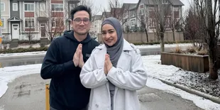 Potret Tengku Firmansyah dan Cindy Fatika Sari Ketemu Cucu Pertama, Bahagia Sambut Baby J